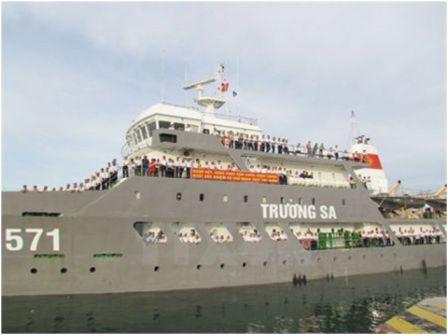 Départ des navires transportant des cadeaux du Têt pour Truong Sa